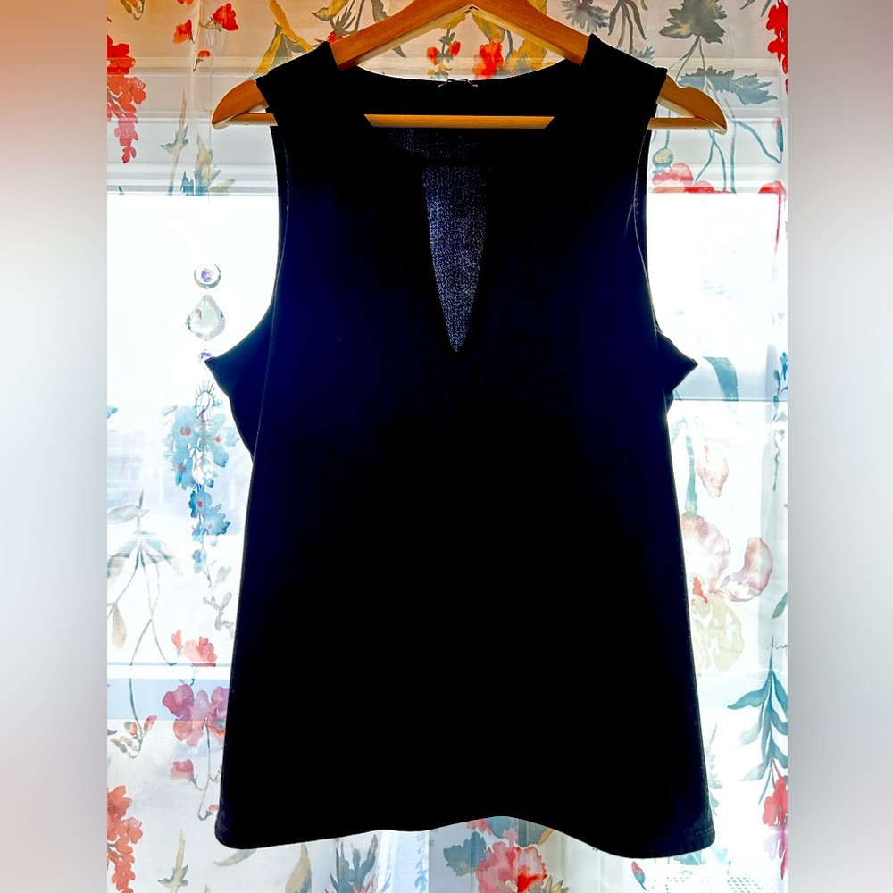 Keyhole Black Tank